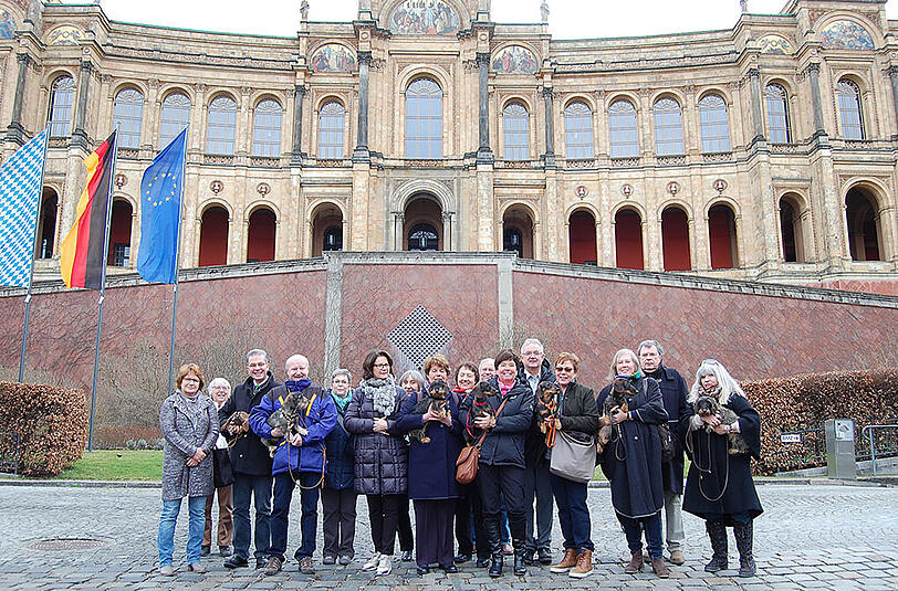 Mitglieder des Bayerischen Dachshundklub der Sektion Oberland und München mit ihren tierischen Begleitern vor dem Bayerischen Landtag.