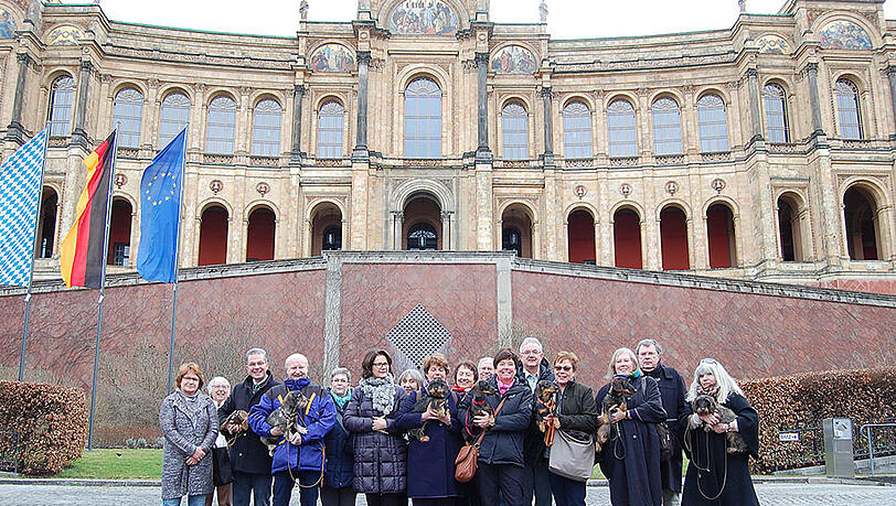 Mitglieder des Bayerischen Dachshundklub der Sektion Oberland und München mit ihren tierischen Begleitern vor dem Bayerischen Landtag. Mitglieder des Bayerischen Dachshundklub der Sektion Oberland und München mit ihren tierischen Begleitern vor dem Bayerischen Landtag.