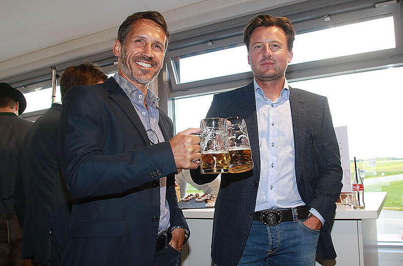 Prosit auf den Neuanfang: Der neue Sportchef Thomas Eichin (l.) mit dem neuen Trainer Kosta Runjaic.