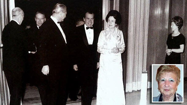 US-Präsident Richard Nixon (mit Fliege) betritt 1969 den Kanzlerbungalow, empfangen von Kurt-Georg Kiesinger (l.). Am Eingang wartet Elisabeth von Quistorp (r. und kleines Foto).