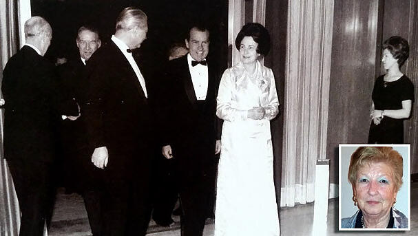 US-Präsident Richard Nixon (mit Fliege) betritt 1969 den Kanzlerbungalow, empfangen von Kurt-Georg Kiesinger (l.). Am Eingang wartet Elisabeth von Quistorp (r. und kleines Foto). US-Präsident Richard Nixon (mit Fliege) betritt 1969 den Kanzlerbungalow, empfangen von Kurt-Georg Kiesinger (l.). Am Eingang wartet Elisabeth von Quistorp (r. und kleines Foto).