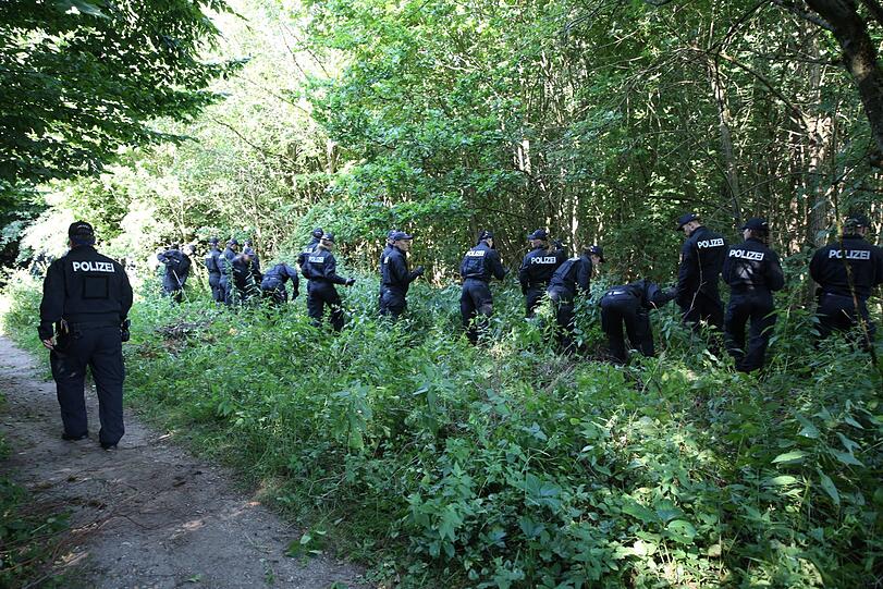 Rund 150 Einsatzkräfte durchsuchten am Freitagvormittag den Truderinger Wald bei Waldperlach.