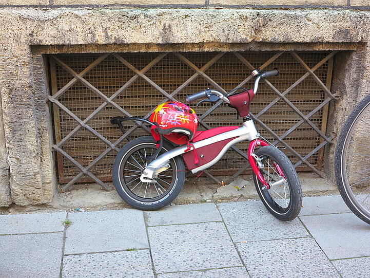 Ein Dreikäsehoch hat sein Fahrrad in der Residenzstraße geparkt.