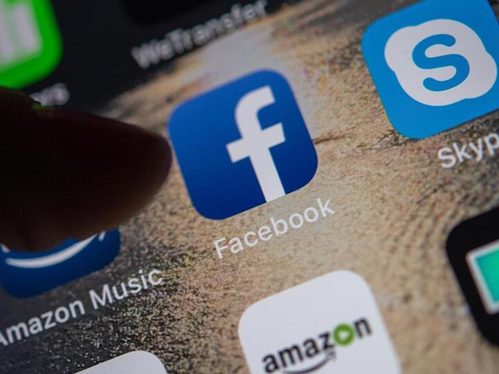 Das Logo der Facebook-App ist auf einem Smartphone zu sehen.
