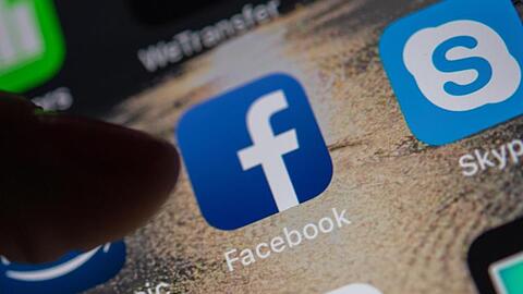 Das Logo der Facebook-App ist auf einem Smartphone zu sehen.