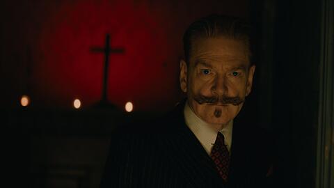 Kenneth Branagh als Hercule Poirot im okkultistischen Umfeld.