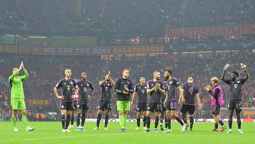 Die Spieler des FC Bayern München bedanken sich nach ihrem Sieg bei den Fans.