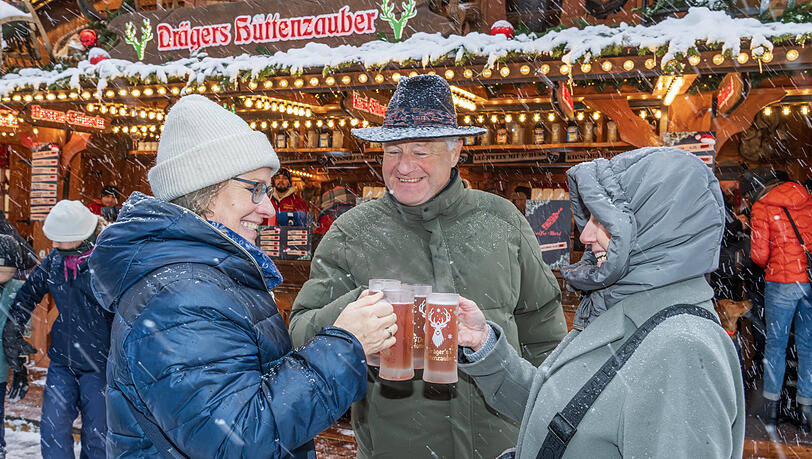 Anstoßen auf dem Haidhauser Weihnachtsmarkt. Aber obacht: Glühwein hat viele Kalorien. Anstoßen auf dem Haidhauser Weihnachtsmarkt. Aber obacht: Glühwein hat viele Kalorien.