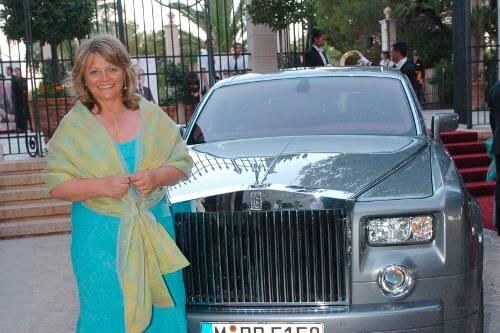 Alexandra Schörghuber vor einem Bentley.