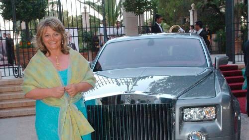 Alexandra Schörghuber vor einem Bentley. Alexandra Schörghuber vor einem Bentley.