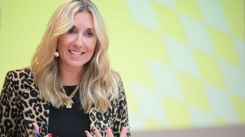 Kultusministerin Anna Stolz (Freie W&auml;hler) sieht im Spielen von Hymnen einen "G&auml;nsehautmoment". (Archivbild)