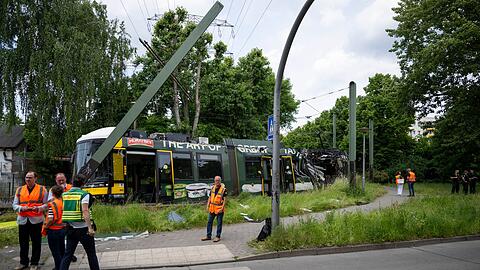 Eine Stra&szlig;enbahn in Neu Hohensch&ouml;nhausen ist entgleist. Bei dem Unfall gab es viele Verletzte.