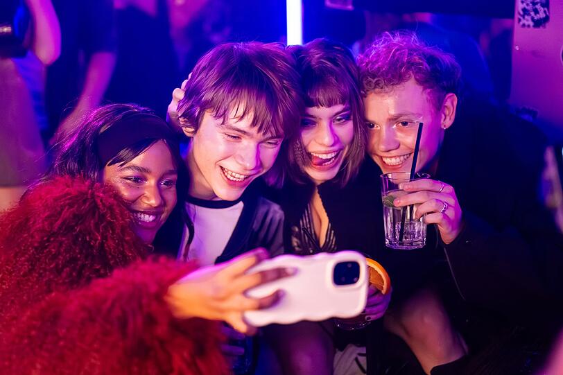 Ein seltener Moment des Gl&uuml;cks, ohne Gedanken an ihre Krankheiten: Charlie (Greta Kr&auml;mer, links), Yannik (Yoran Leicher, zweiter von links), Nora (Mariama Jobe) und Philipp (Jona Levin Nicolai).