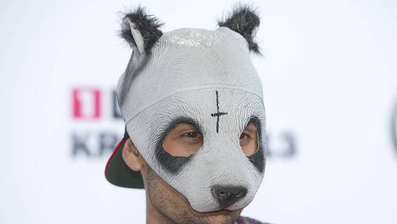 Rapper Cro mit seiner Panda-Maske Rapper Cro mit seiner Panda-Maske