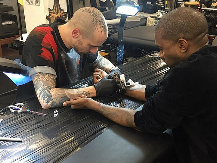 Tattoos sind in: In München war ein Kunde mit dem Ergebnis aber ganz und gar nicht zufrieden. Er zog vor Gericht.