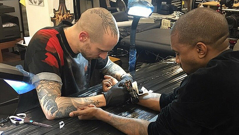 Tattoos sind in: In München war ein Kunde mit dem Ergebnis aber ganz und gar nicht zufrieden. Er zog vor Gericht. Tattoos sind in: In München war ein Kunde mit dem Ergebnis aber ganz und gar nicht zufrieden. Er zog vor Gericht.