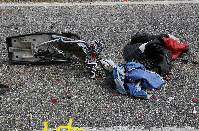 In der Nähe von Ampfing ist am Sonntag ein junger Motorradfahrer nach einem Sturz auf die Gegenfahrban gerutscht und wurde dort von einem PKW überfahren.