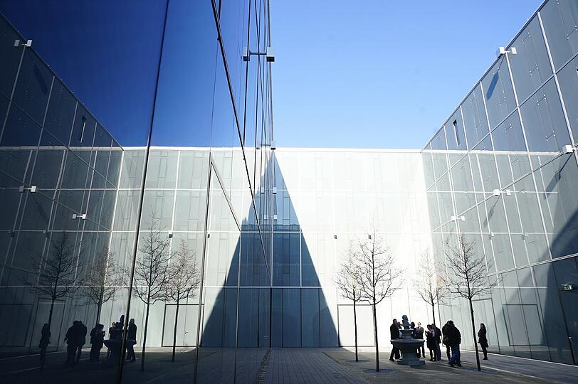 Riesige Glasfronten und ein Innenhof mit Hagebuttenbäumen: So futuristisch sieht die neue Paulaner-Verwaltungszentrale in der Au aus.
