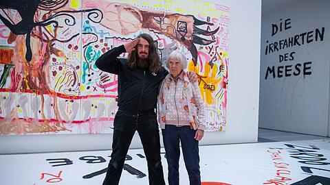 Jonathan Meese und seine Mutter Brigitte Meese.