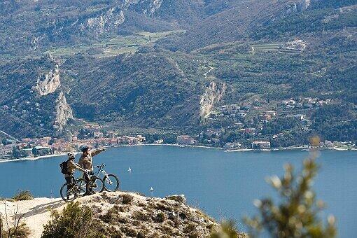 Atemberaubend schön ist der Blick über den Lago die Garda, den man auf fast allen Touren in der Region genießen kann.