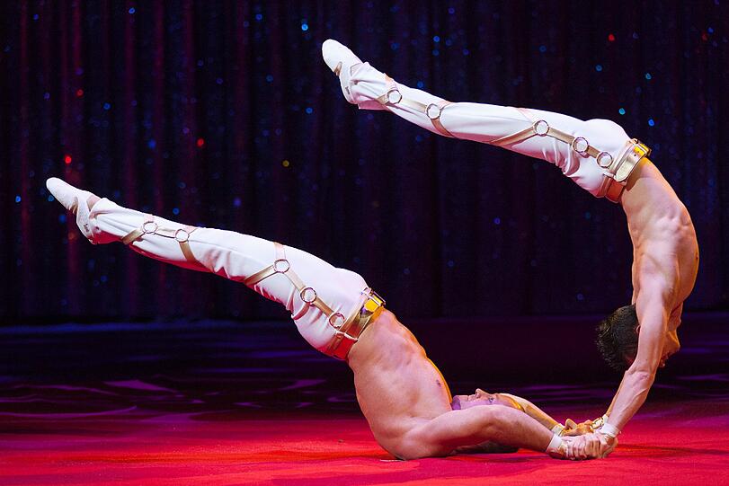 Das Duo Kvas aus der Ukraine zeigt akrobatische Zirkuskunst.