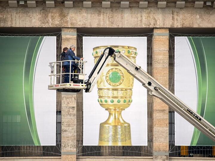 Das Berliner Olympiastadion wird für das Pokalfinale schick gemacht.