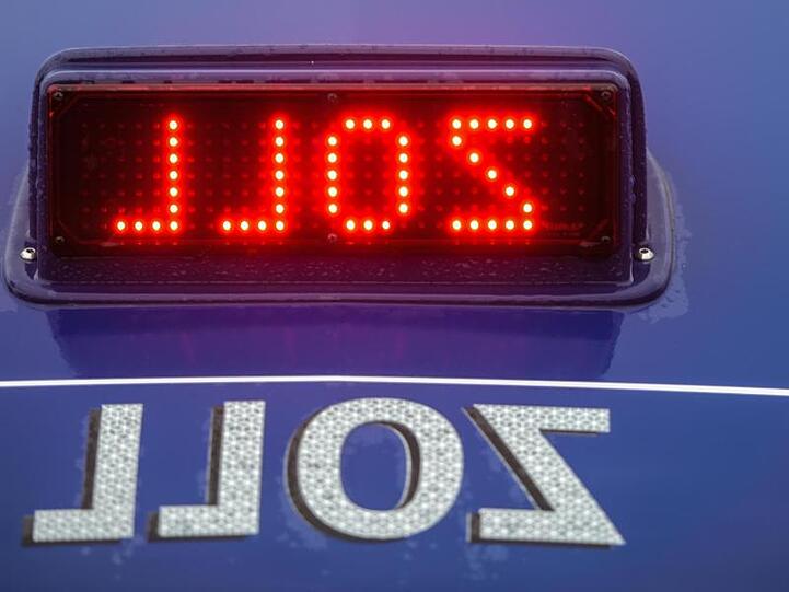Der Hinweis &bdquo;Zoll&ldquo; erscheint spiegelverkehrt auf dem Einsatzfahrzeug. Foto: Andreas Arnold/dpa