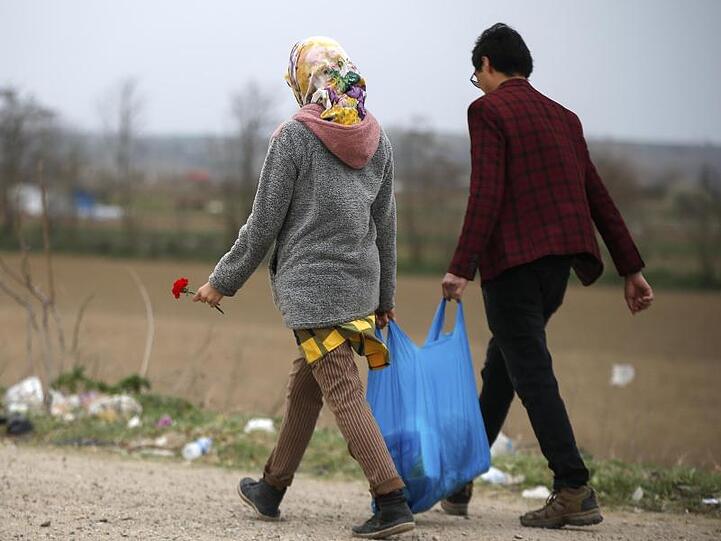 Nachdem die Türkei Anfang März ihre Grenzen für offen erklärt hat, versuchen Tausende Flüchtlinge und Migranten ins EU-Land Griechenland zu kommen.
