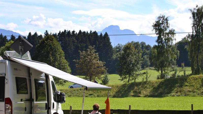 Urlauber genießen auf einem Campingplatz am bayerischen Forggensee das schöne Wetter. Foto: Karl-Josef Hildenbrand/Archivbild Urlauber genießen auf einem Campingplatz am bayerischen Forggensee das schöne Wetter. Foto: Karl-Josef Hildenbrand/Archivbild