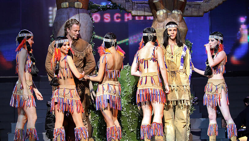 In München musste die Neuproduktion des Musicals "Der Schuh des Manitu" nach dem Film von Michael Herbig um ein Jahr verschoben werden, die im Deutschen Theater in einer Inszenierung des Salzburger Landestheaters herauskommen sollte.