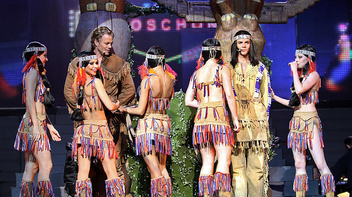 In München musste die Neuproduktion des Musicals "Der Schuh des Manitu" nach dem Film von Michael Herbig um ein Jahr verschoben werden, die im Deutschen Theater in einer Inszenierung des Salzburger Landestheaters herauskommen sollte.