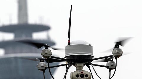 Eine Drohne der Polizei fliegt vor dem Fernsehturm.