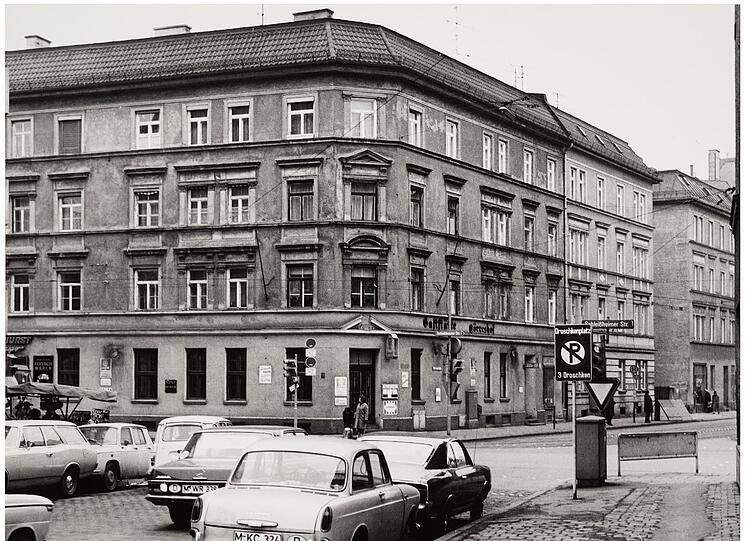 Vorm Görreshof an der Ecke zur Schleißheimer Straße 1971: Kopfsteinpflaster und "Droschkenplatz".