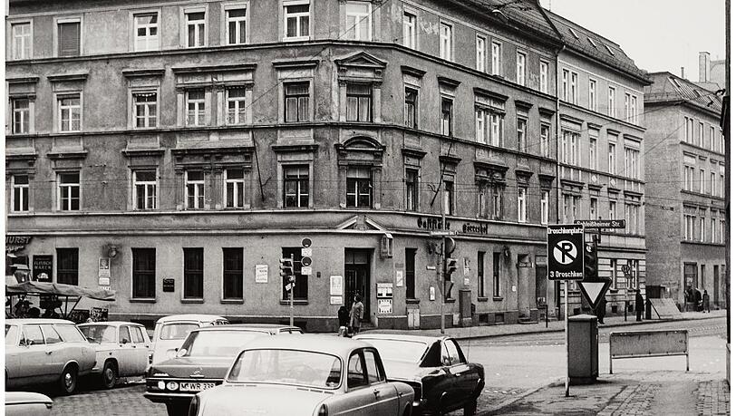Vorm Görreshof an der Ecke zur Schleißheimer Straße 1971: Kopfsteinpflaster und "Droschkenplatz". Vorm Görreshof an der Ecke zur Schleißheimer Straße 1971: Kopfsteinpflaster und "Droschkenplatz".