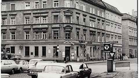 Vorm Görreshof an der Ecke zur Schleißheimer Straße 1971: Kopfsteinpflaster und "Droschkenplatz".