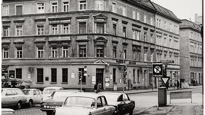 Vorm Görreshof an der Ecke zur Schleißheimer Straße 1971: Kopfsteinpflaster und "Droschkenplatz".