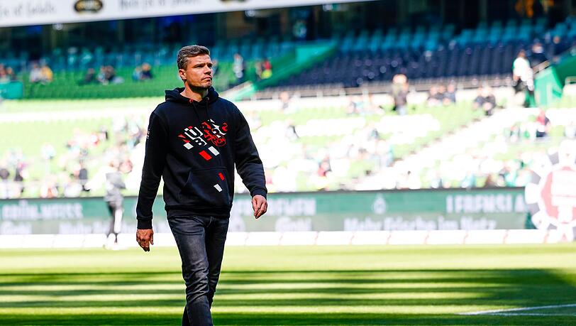 Nürnbergs Trainer Robert Klauß geht über das Spielfeld.
