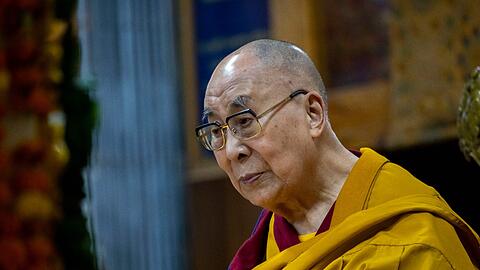 "Seine Heiligkeit neckt oft Leute, (...) sogar in der Öffentlichkeit und vor Kameras": Dalai Lama.