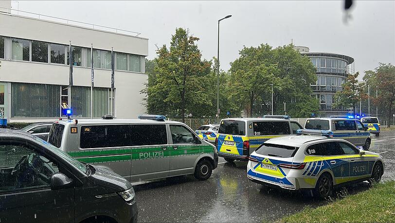 Polizeieinsatz im Sozialbürgerhaus in der Münchner Knorrstraße. Polizeieinsatz im Sozialbürgerhaus in der Münchner Knorrstraße.
