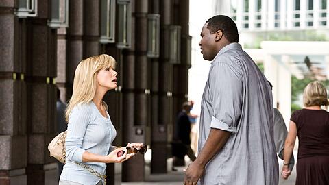 "Blind Side - Die gro&szlig;e Chance" erz&auml;hlt von einem jungen &uuml;bergewichtigen Mann (Quinton Aaron), der mit der Hilfe einer ihm zun&auml;chst v&ouml;llig fremden Familie zum Sportstar aufsteigt.