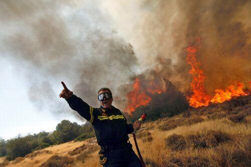 Waldbrände rund 30 Kilometer vor Athen
