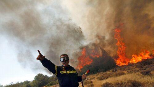 Waldbrände rund 30 Kilometer vor Athen Waldbrände rund 30 Kilometer vor Athen