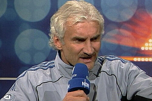 Und wieder Rudi: Es war im September 2003 als die deutsche Nationalmannschaft bei dem Underdog Island in der EM-Quali nur ein 0:0 erreichte. Im Studio ging es dann los. "Tante Käthe" schimpfte wie ein Rohrspatz über die Delling, Netzer und Co.: "So einen Käse will ich nicht mehr hören. so´n Scheiß! Das ist das Allerletzte."