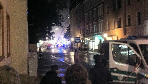Wie im Katastrophen-Film: Nach der Bomben-Explosion gerieten mehrere Dächer in Schwabing in Brand. Eine Stadt im Ausnahmezustand Wie im Katastrophen-Film: Nach der Bomben-Explosion gerieten mehrere Dächer in Schwabing in Brand. Eine Stadt im Ausnahmezustand