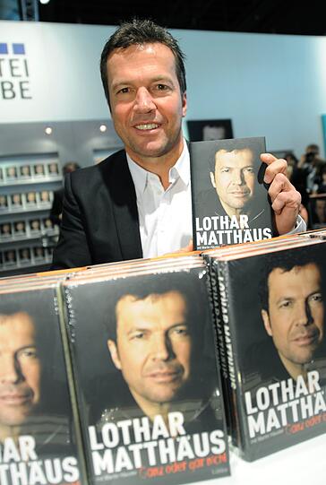 Rekordnationalspieler Lothar Matthäus hat am Donnerstag auf der Buchmesse seine Autobiografie &bdquo;Ganz oder gar nicht&ldquo; vorgestellt. Die Bilder aus Frankfurt.