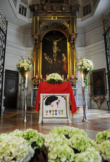 Die Münchner nehmen in der Michaelskirche Abschied von Pierre Brice.