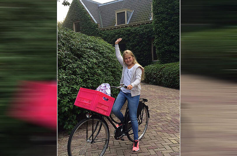 Prinzessin Amalia der Niederlande fährt am ersten Schultag mit dem Fahrrad von der Villa Eikenhorst zu ihrer neuen Schule