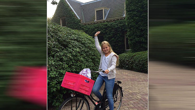 Prinzessin Amalia der Niederlande fährt am ersten Schultag mit dem Fahrrad von der Villa Eikenhorst zu ihrer neuen Schule Prinzessin Amalia der Niederlande fährt am ersten Schultag mit dem Fahrrad von der Villa Eikenhorst zu ihrer neuen Schule