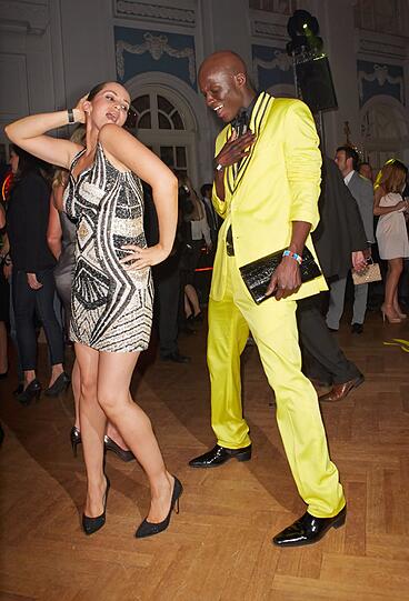 Die Models Papis Loveday und Heydi Nunez Gomez tanzen