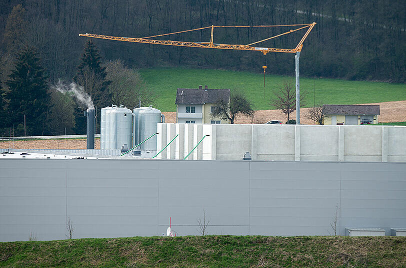 Ein paar Kräne stehen am ersten April noch. Doch bald soll der Betrieb wieder aufgenommen werden.